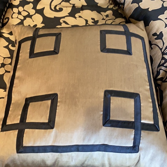 Michael Amini King Size Bedding - Picture 5 of 9